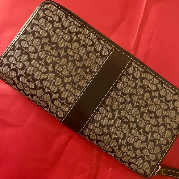 Coach Signature Wallet - Picture 3 of 5